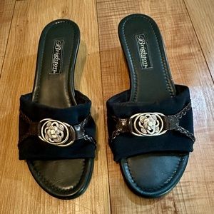Brighton Sandals Size 7M shoes Leather Upper with Stretch Fabric